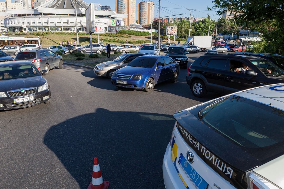 В ожидании запуска движения многие парковались у патрульного автомобиля  В ожидании запуска движения многие парковались у патрульного автомобиля