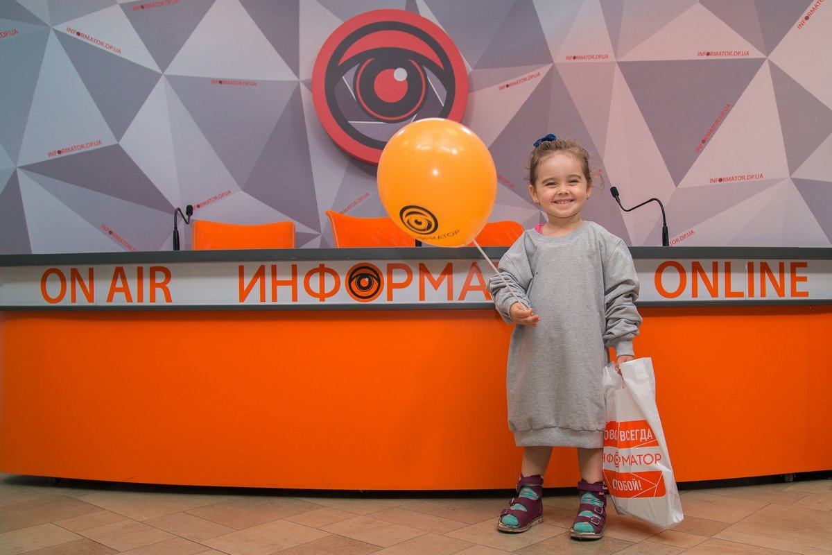 Девчушка была очень рада призу Девчушка была очень рада призу