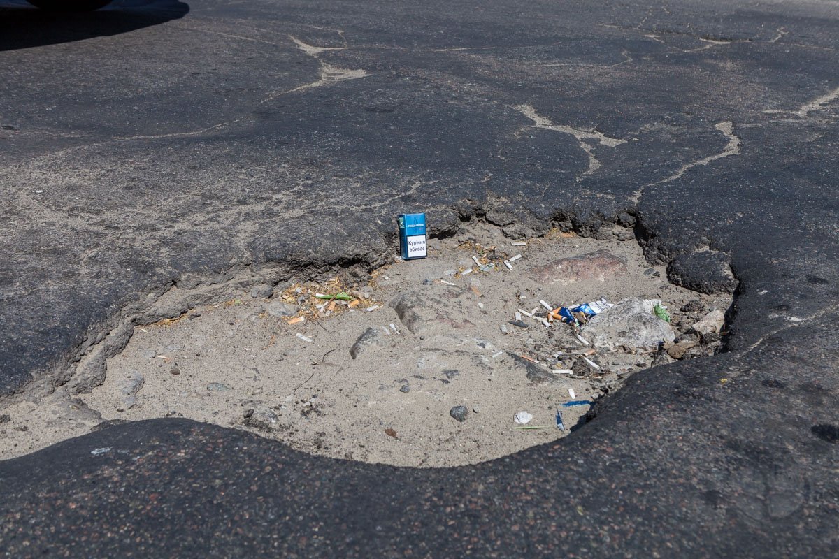 Угодив в такую яму можно серьезно повредить автомобиль Угодив в такую яму можно серьезно повредить автомобиль