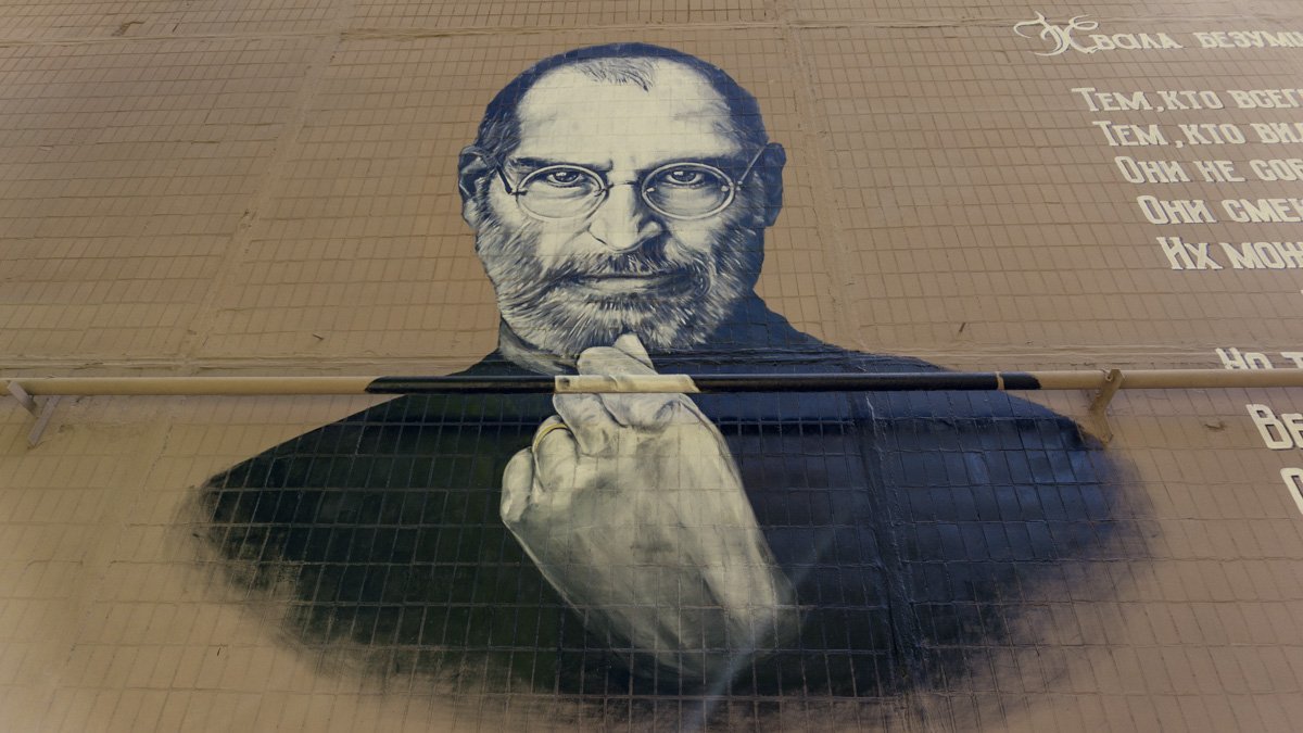 На Запорожском шоссе, 80, с торца дома на жителей Тополя взирает Стив Джобс На Запорожском шоссе, 80, с торца дома на жителей Тополя взирает Стив Джобс