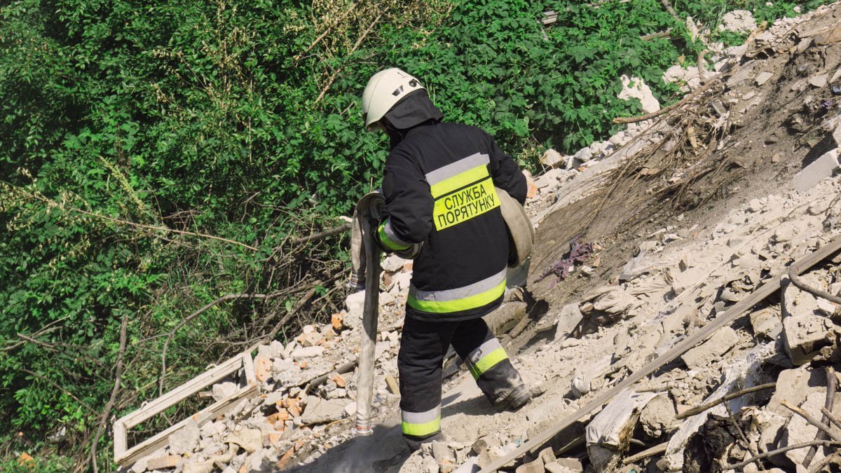 Спасателям пришлось спускаться по мусору Спасателям пришлось спускаться по мусору