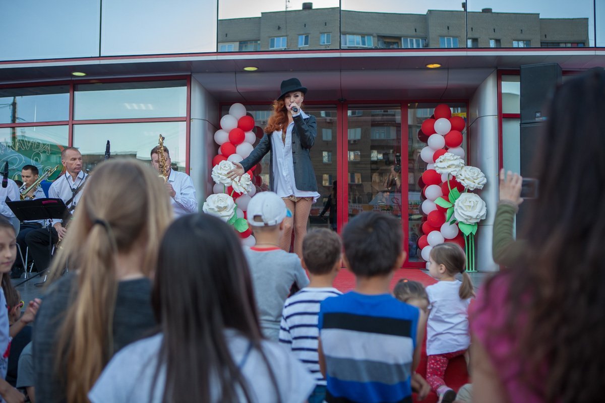 Всех пришедших на праздник встретили выступлением творческих коллективов