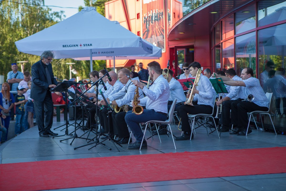 Живой оркестр поздравил кинотеатр с открытием