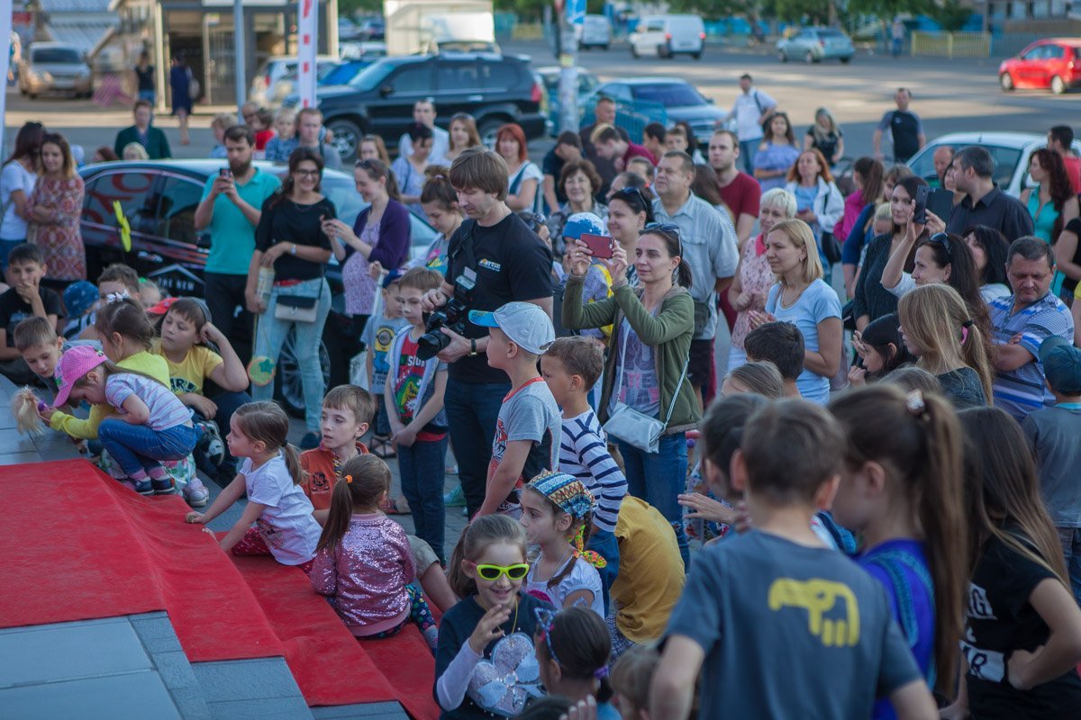 На празднике было много детей