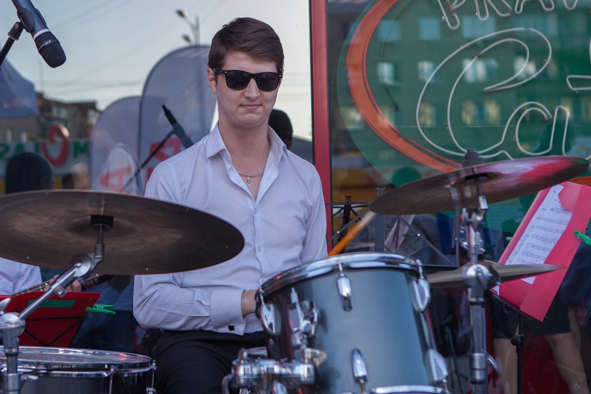 Стильный и загадочный барабанщик