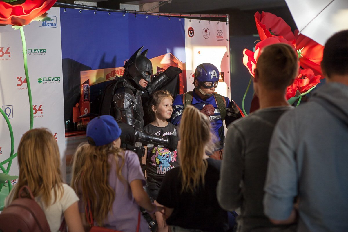 Детишки с радостью фотографировались с кумирами и играли в шарады