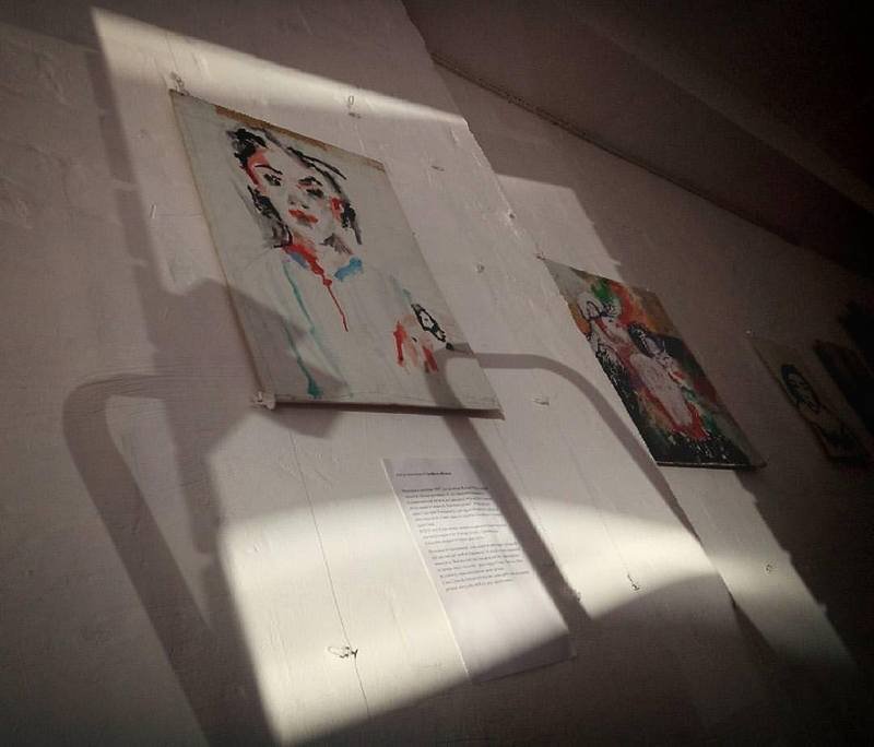 Но все же помещение кофейни больше напоминает картинную галерею Но все же помещение кофейни больше напоминает картинную галерею