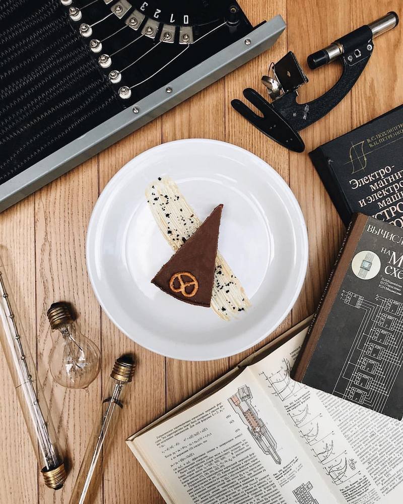 Старинные книги и измерительные приборы – настоящая изюминка Старинные книги и измерительные приборы – настоящая изюминка