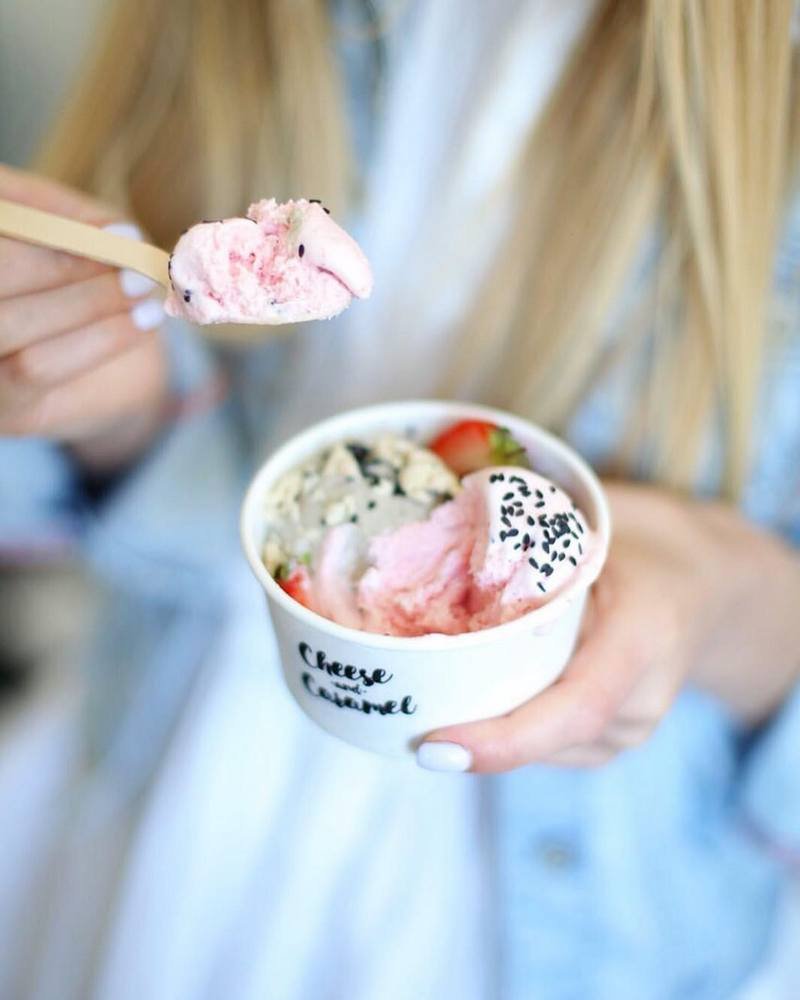 Мороженое - то, за чем стоит забежать сюда среди жаркого дня Мороженое - то, за чем стоит забежать сюда среди жаркого дня