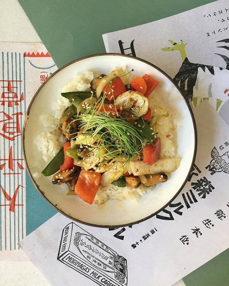 На столах и стенах все в иероглифах На столах и стенах все в иероглифах