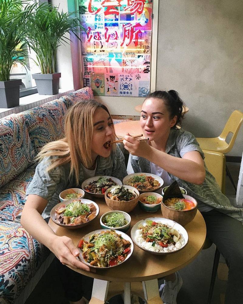 Изобилие блюд азиатской кухни и совсем нет алкоголя Изобилие блюд азиатской кухни и совсем нет алкоголя