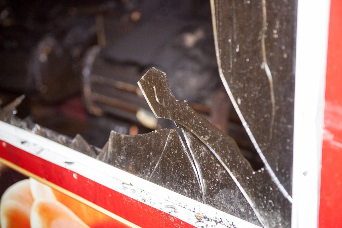 Сотрудникам ГСЧС пришлось выбить окно Сотрудникам ГСЧС пришлось выбить окно