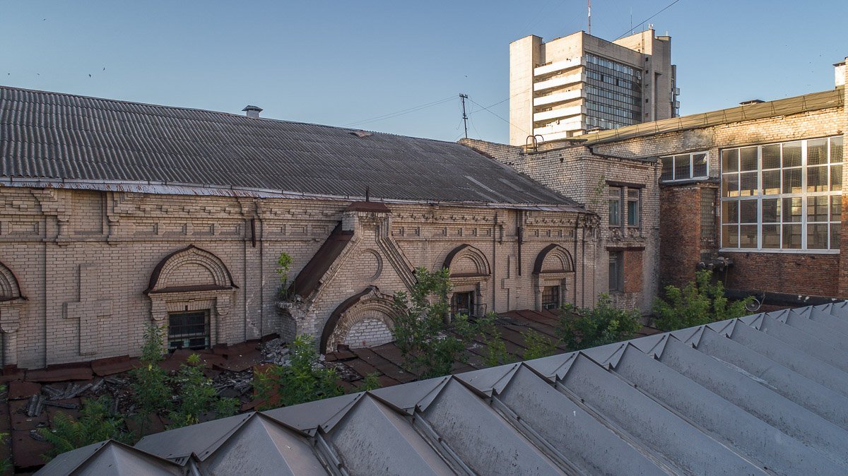 А остатки храма скрываются за каменными пристройками Академии