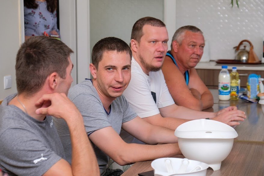 Участники разделились на две команды