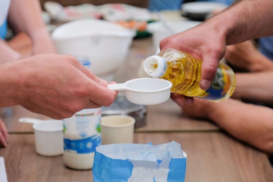 Впервые в жизни готовит вафли АТОвец Артем Смирнов