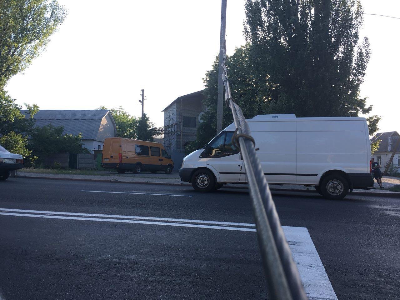 Кабель навис над дорогой Кабель навис над дорогой