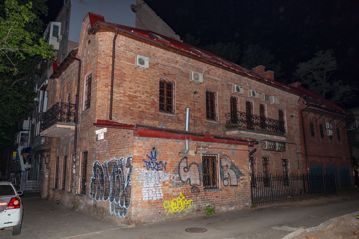 Они проникли внутрь и не пускали арендаторов