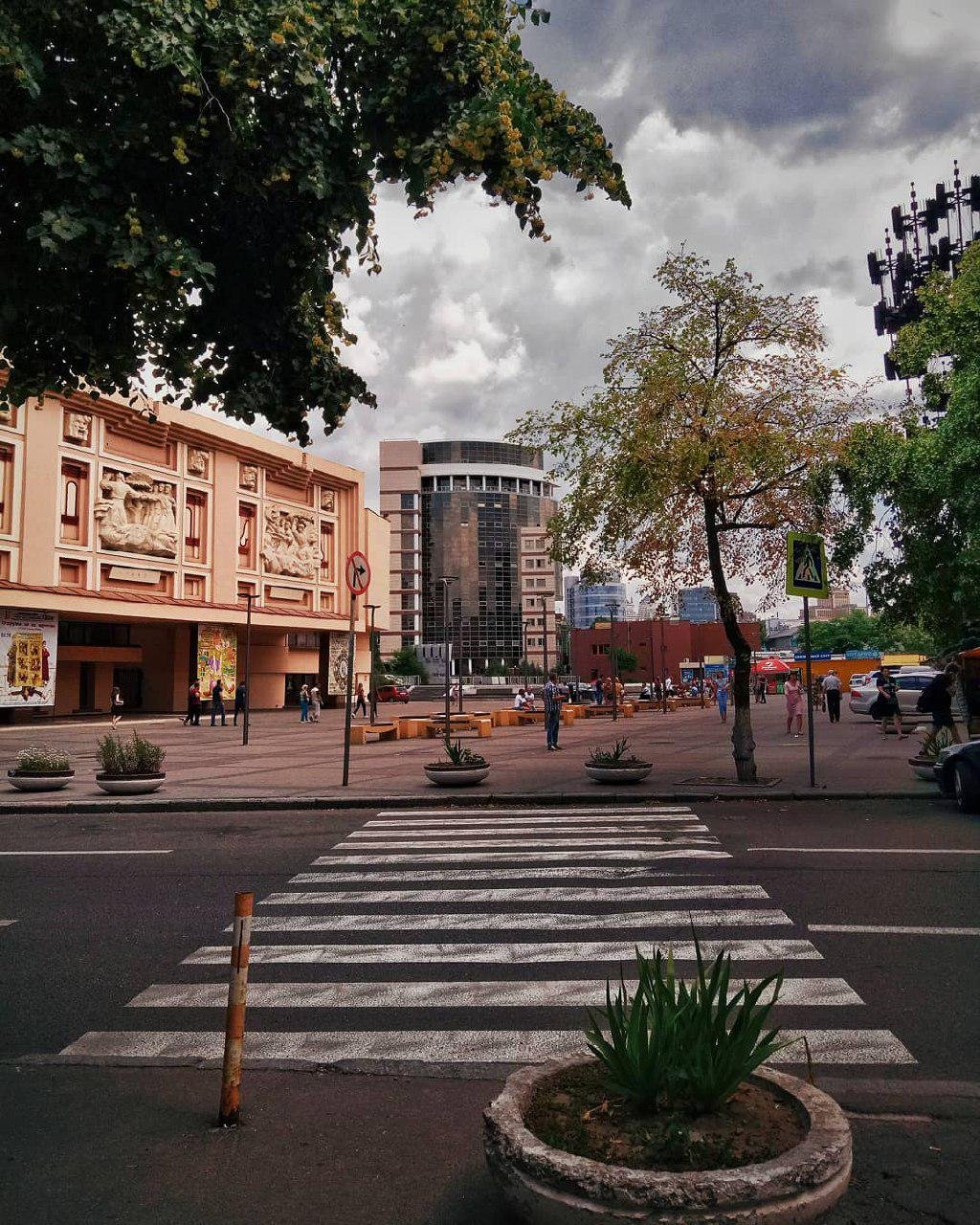 В Днепре даже небо, затянутое тучами, не портит пейзаж