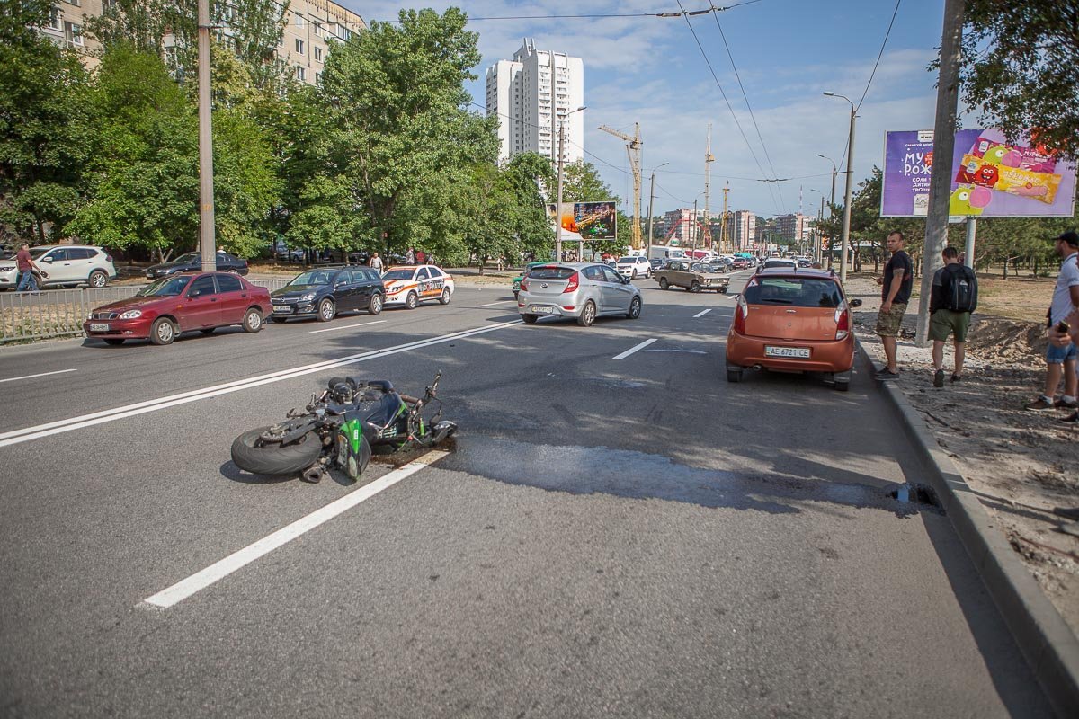 Предварительно, ВАЗ шел на разворот, как в автомобиль влетел Kawasaki