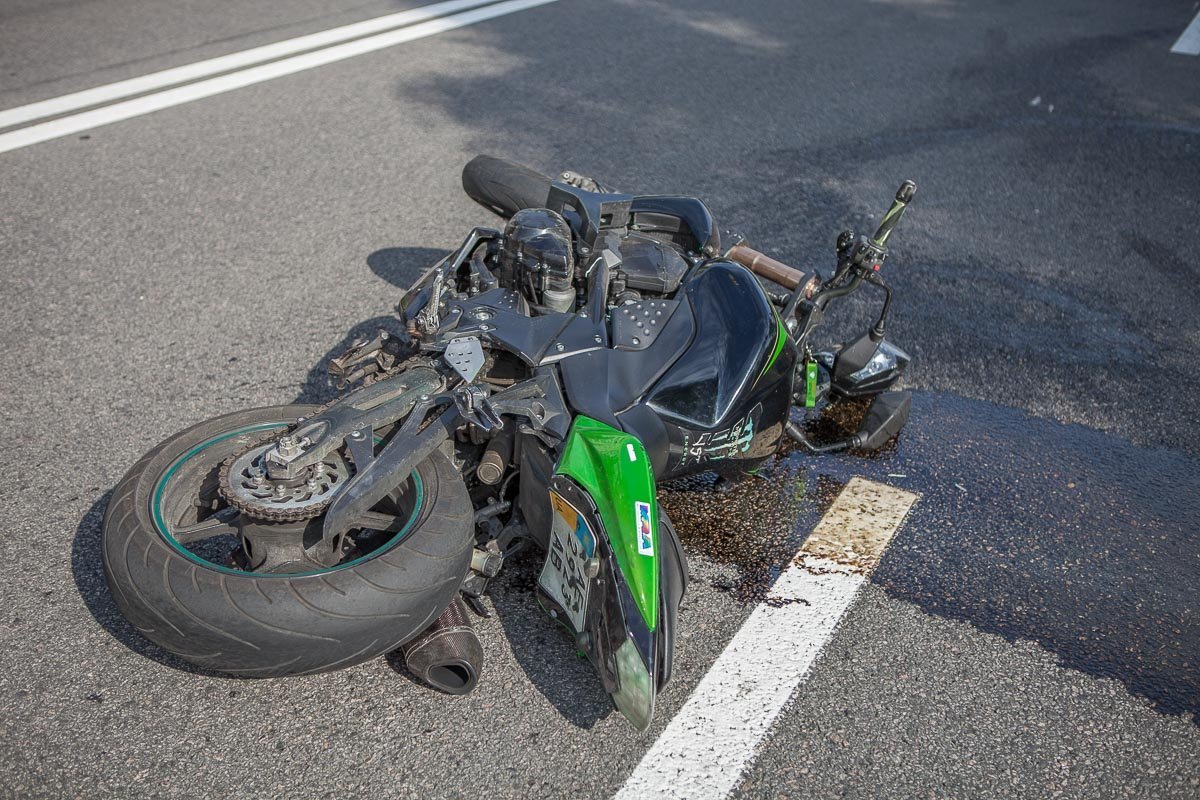 Масло из двигателя мотоцикла вытекло на проезжую часть