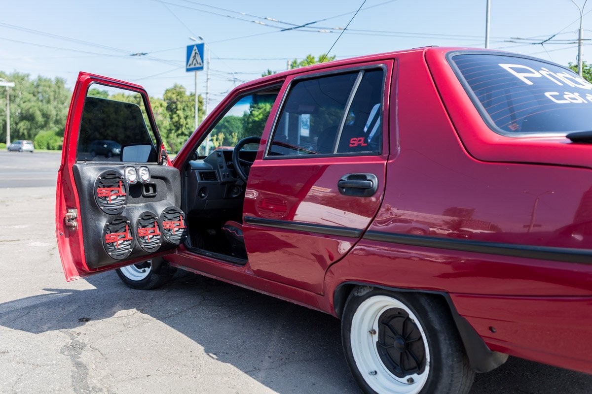 Автомобили с эффектным дизайном и мощными сабвуферами выстроили у здания Цирка Автомобили с эффектным дизайном и мощными сабвуферами выстроили у здания Цирка