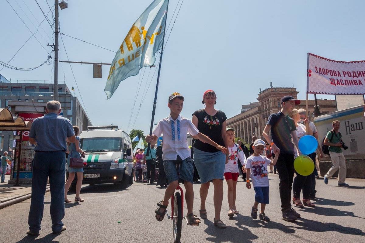 Парад счастливых семей прошел по центральной улице города Парад счастливых семей прошел по центральной улице города