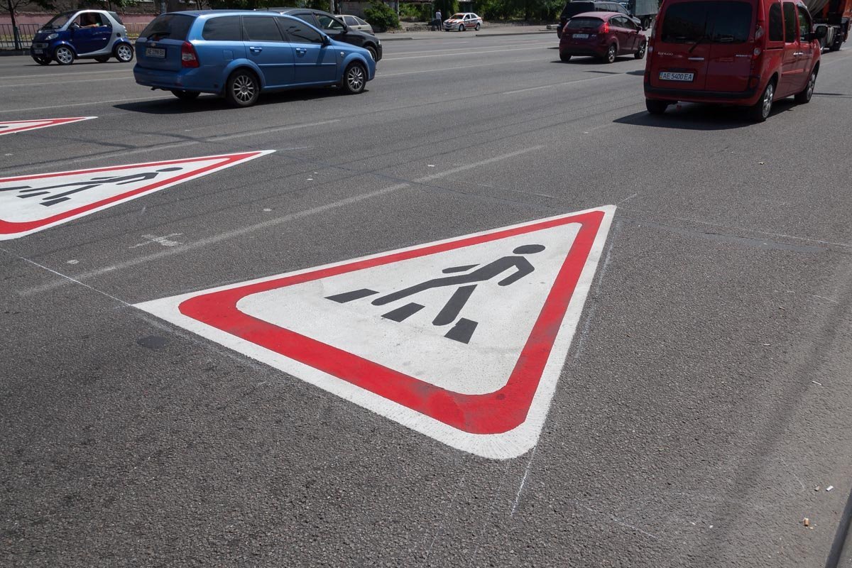 Дублирующий знак находится недалеко от нерегулируемого пешеходного перехода Дублирующий знак находится недалеко от нерегулируемого пешеходного перехода