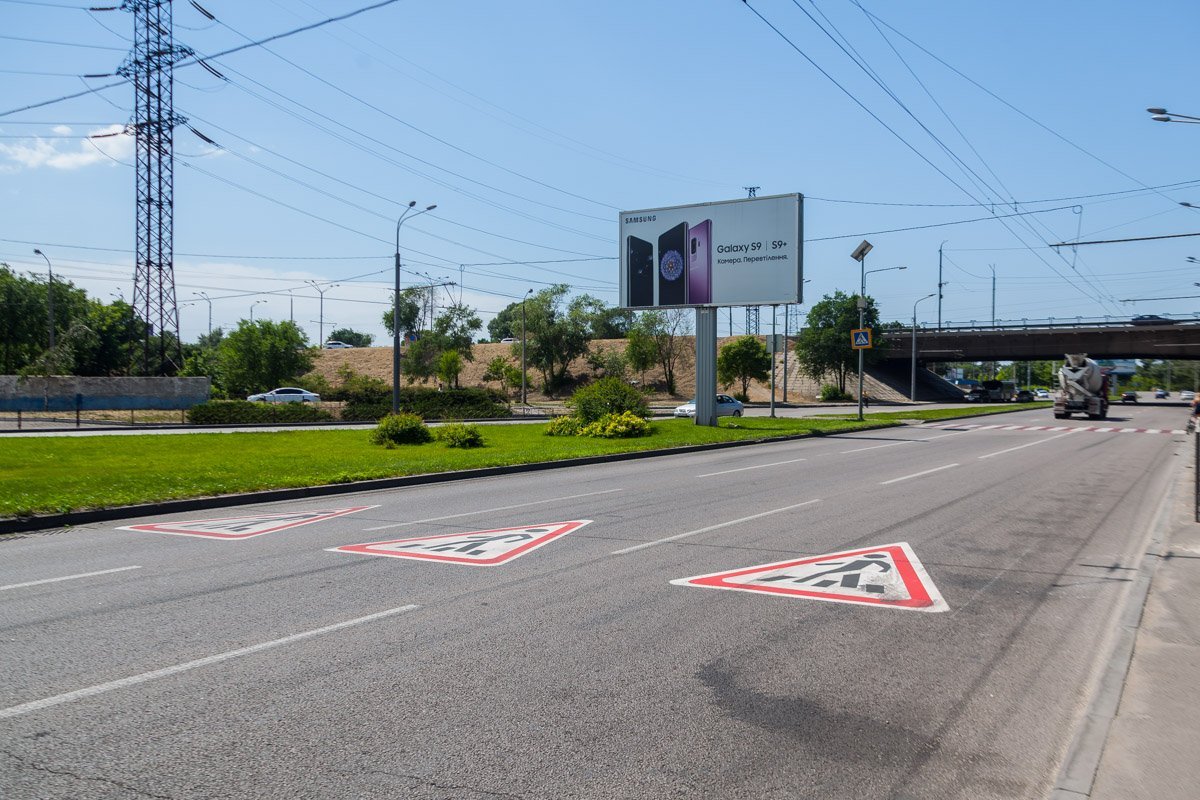 Здесь также расположен нерегулируемый пешеходный переход Здесь также расположен нерегулируемый пешеходный переход