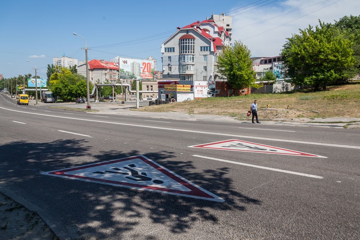 Предупреждающие знаки напротив детской больнице на Космической Предупреждающие знаки напротив детской больнице на Космической
