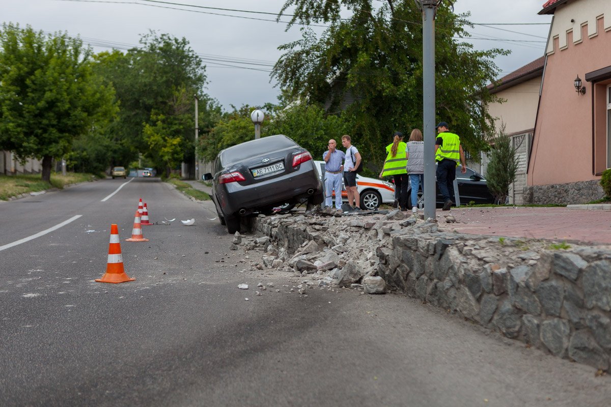 На повороте автомобиль занесло в бордюр, от чего лопнуло переднее правое колесо На повороте автомобиль занесло в бордюр, от чего лопнуло переднее правое колесо