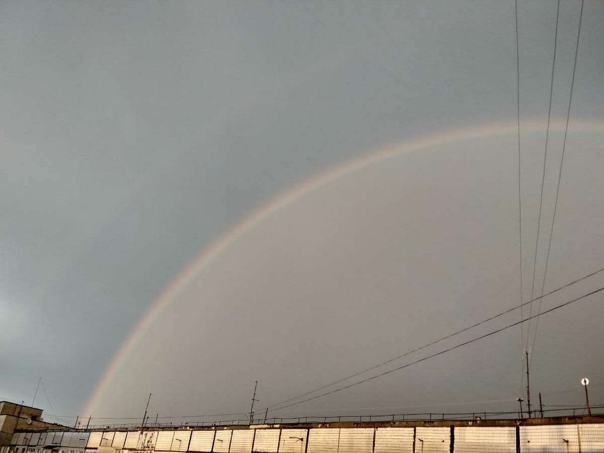 Горожане фотографируют красивую радугу Горожане фотографируют красивую радугу