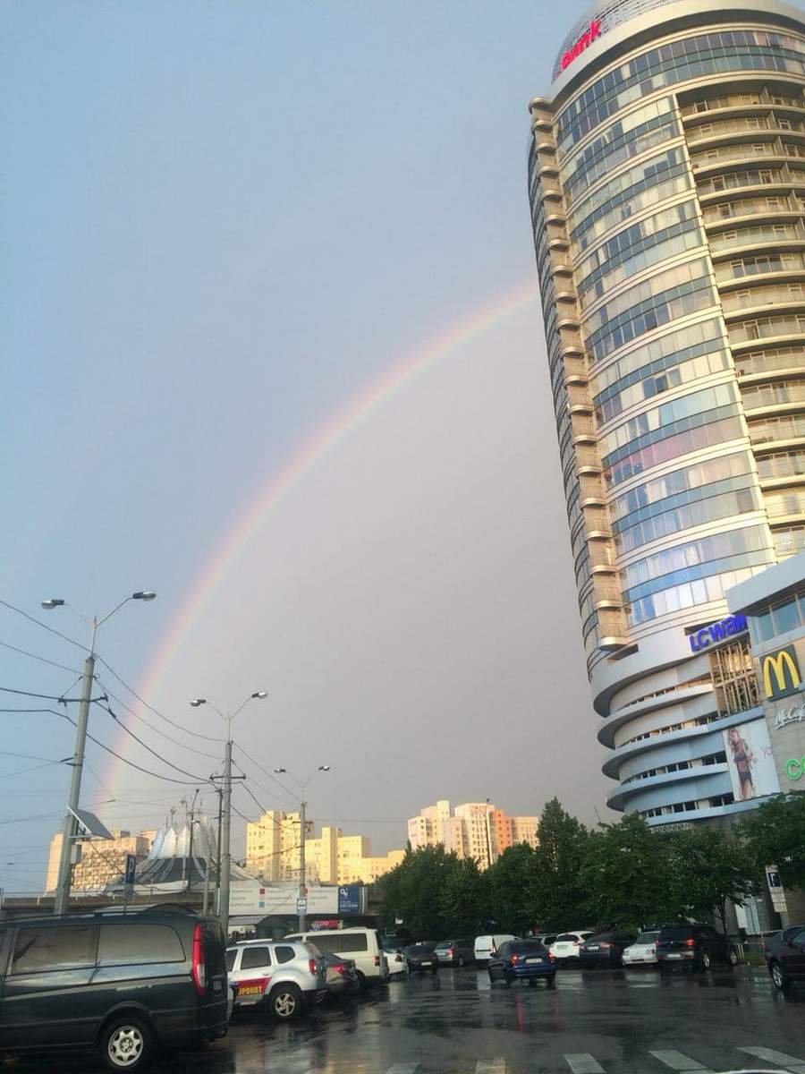 Радуга возвысилась над центром города Радуга возвысилась над центром города
