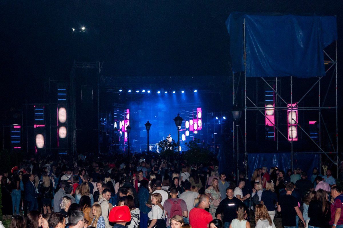 Фанаты шумно встретили артиста