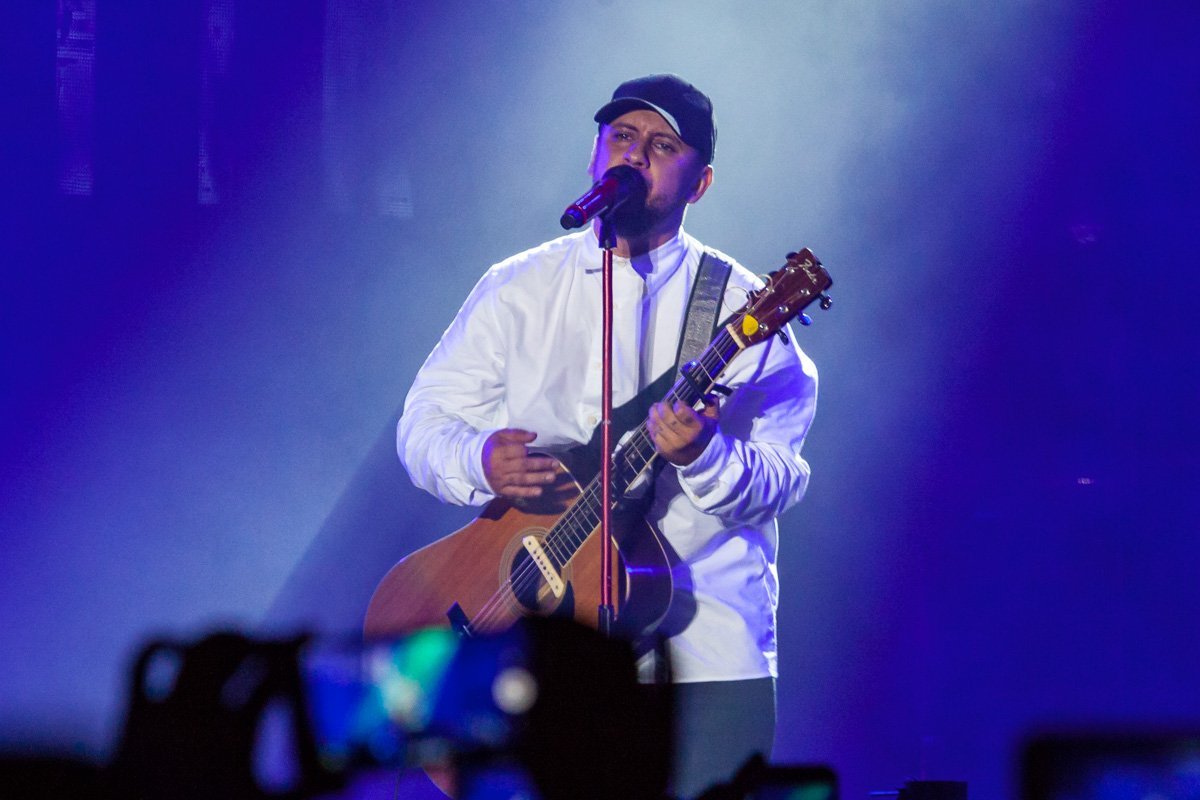 Музыкант исполнил свои хиты и лирические песни