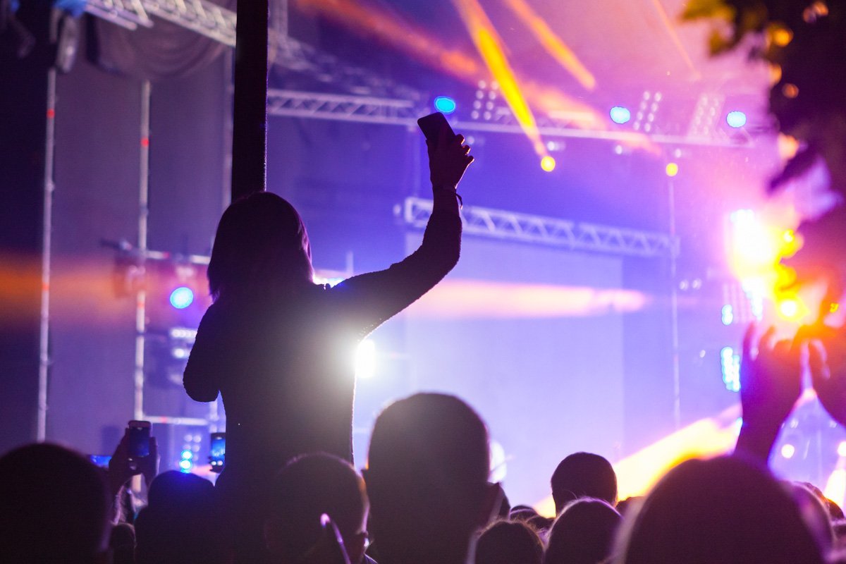 Фанаты подпевали исполнителю