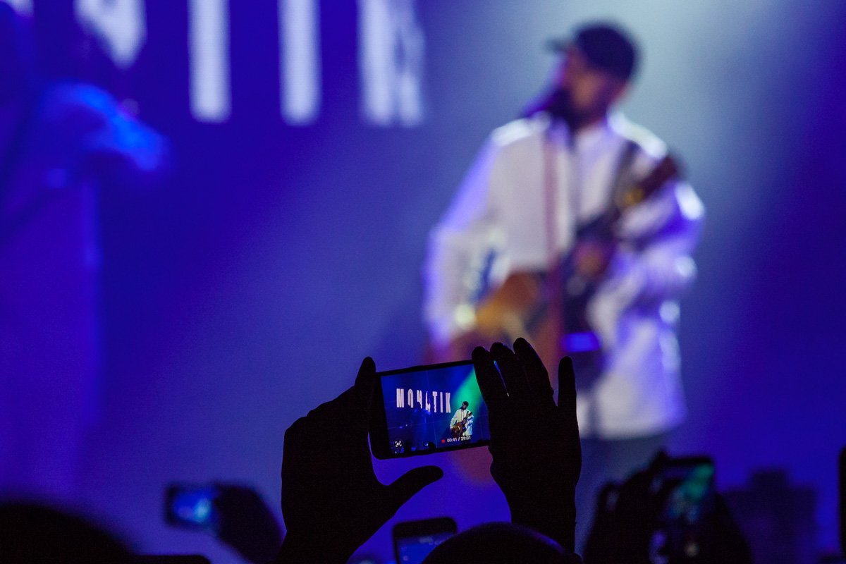 Во время исполнения лирических песен, слушатели включали фонарики на смартфонах