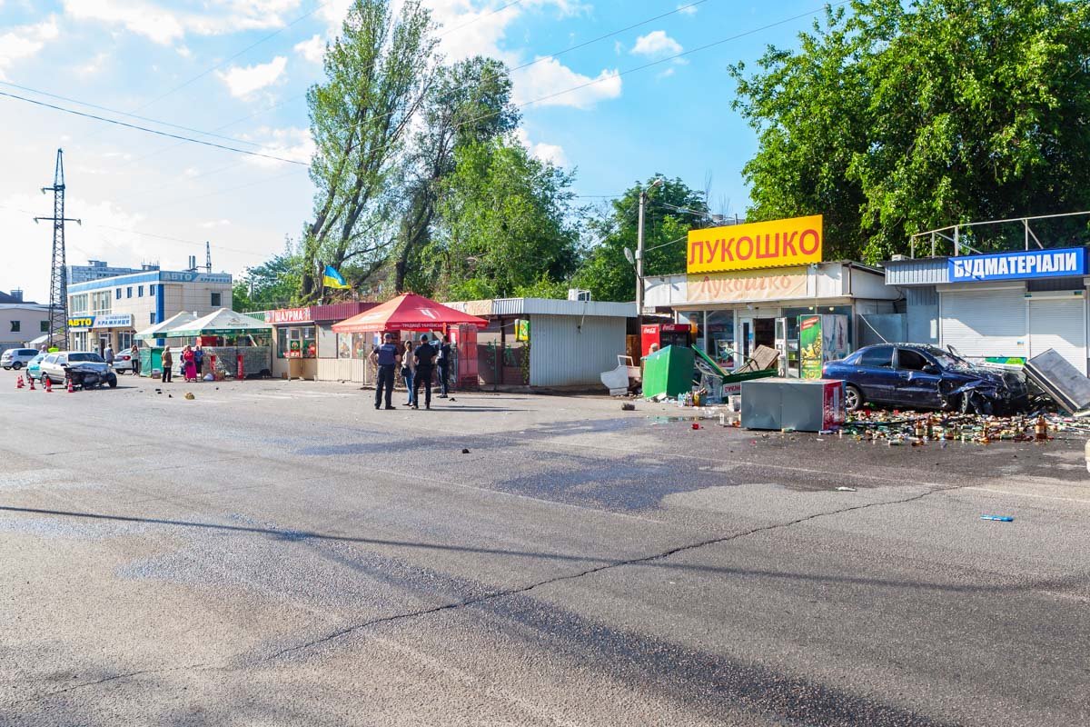 После столкновения с Lada, водитель Lanos сбил двух пешеходов После столкновения с Lada, водитель Lanos сбил двух пешеходов