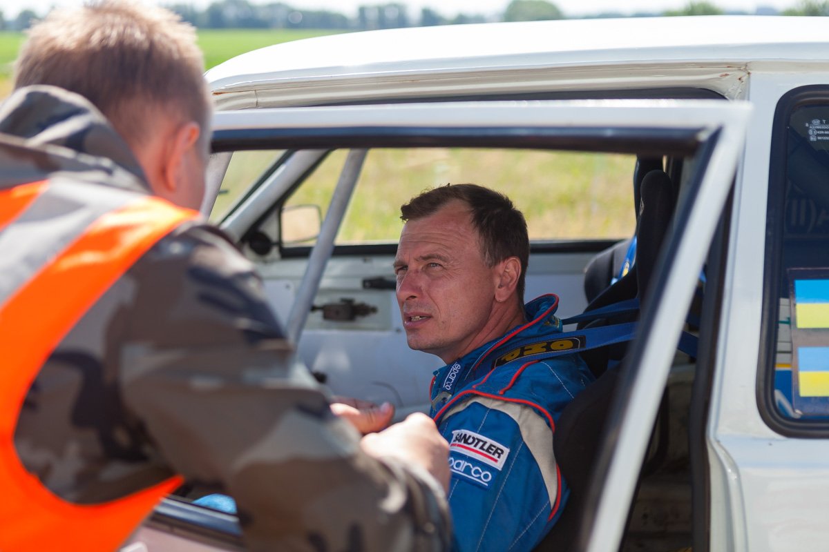 Перед каждым стартом и окончанием секции на трассу выпускали «нолик