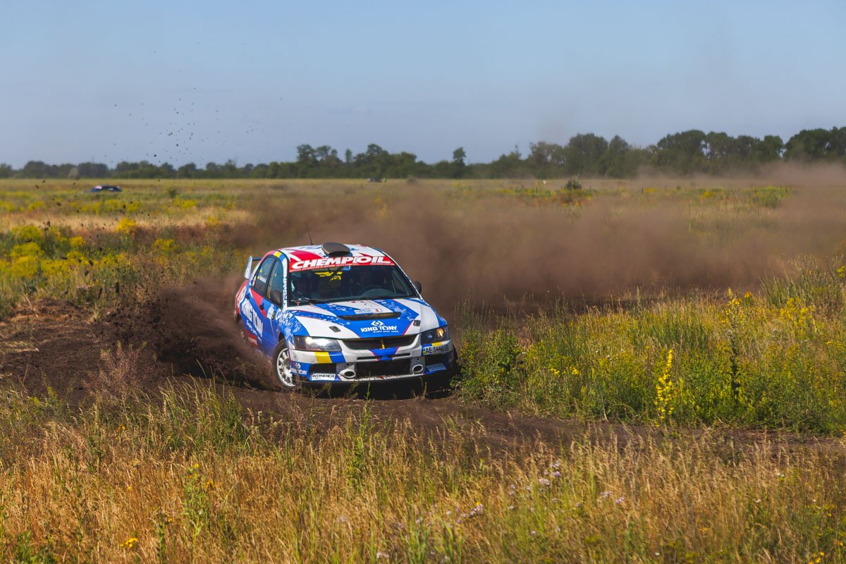 У действительно хороших водителей мухи расплющены об боковые стекла