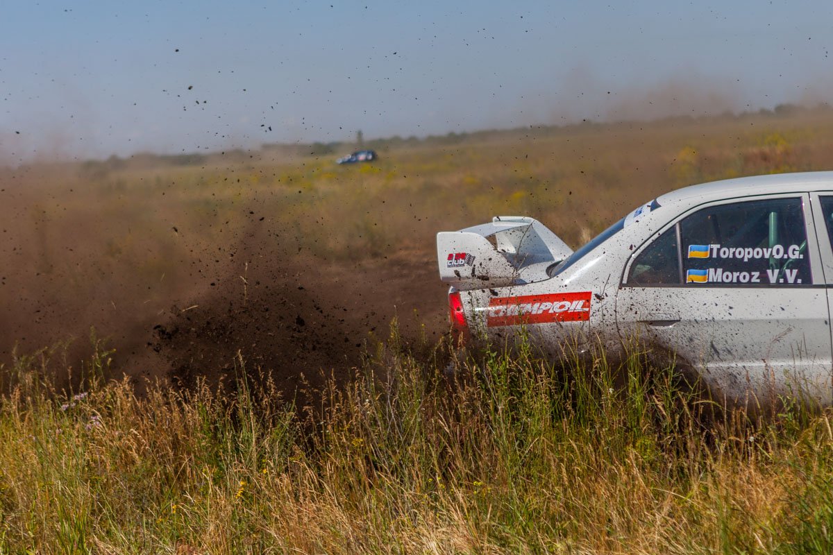 Заставил соперников глотать пыль за собой