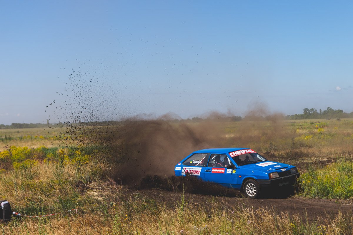 При ускорении слезы восхищения должны стекать по щекам горизонтально в направлении ушей