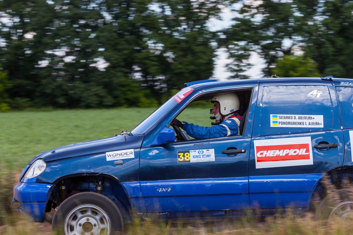 О каждом повороте или преграде на трассе пилоту сообщает штурман