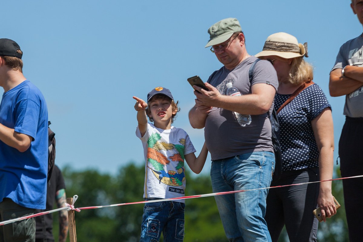 Слишком сложно одновременно ловить момент глазами, делать фото и загружать его в инстаграм