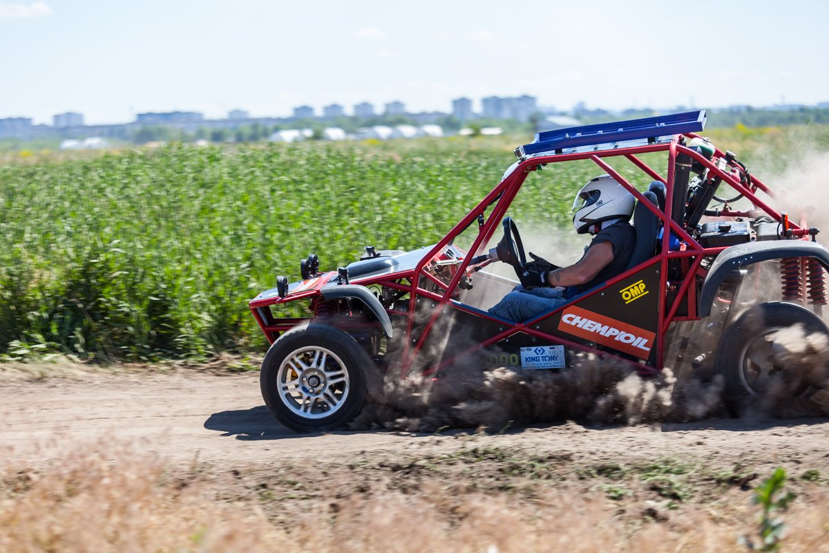 Багги проводил контроль трассы перед каждым заездом в каждой секции