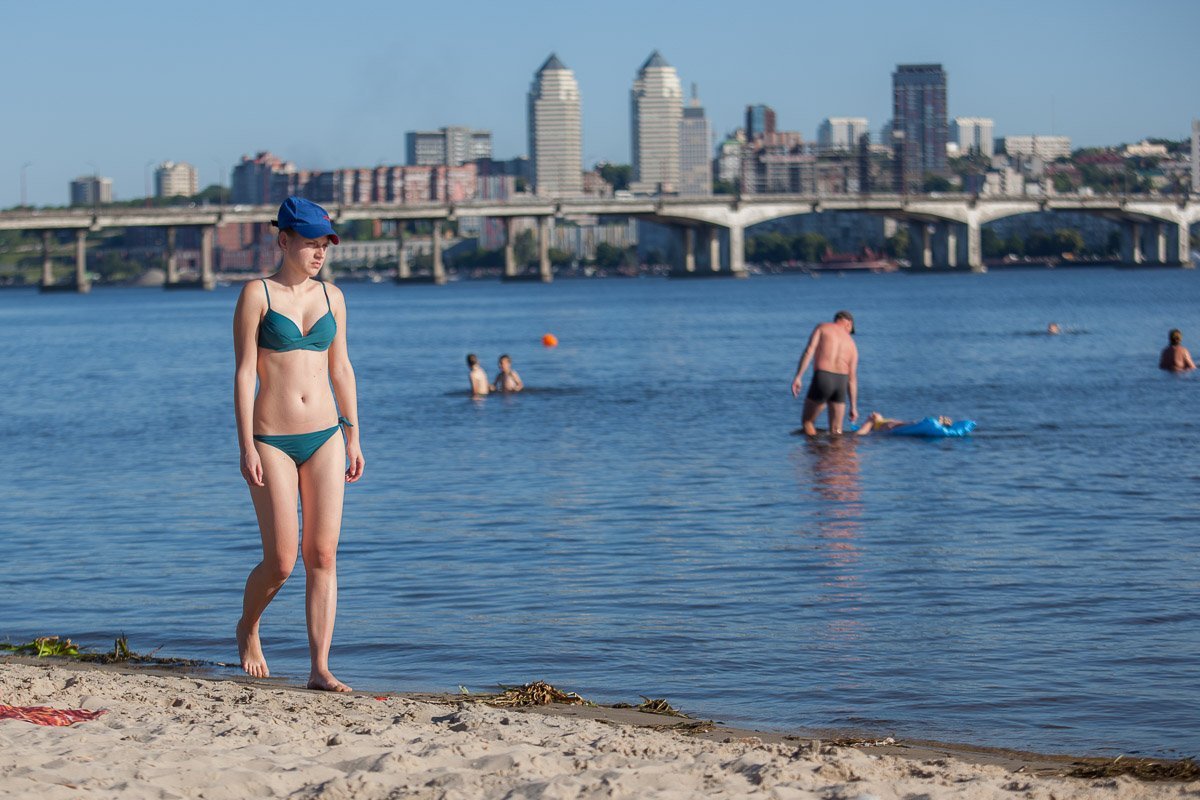 Стройные и красивые девушки уже вышли загорать