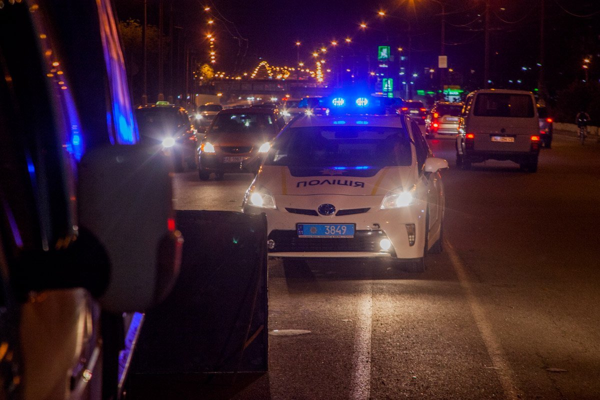 Экипаж патрульной полиции блокируют движение Экипаж патрульной полиции блокируют движение