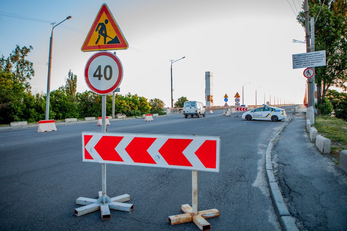 Утром 11 июня на мосту уже перекрыли полосу движения с Правого берега на Левый Утром 11 июня на мосту уже перекрыли полосу движения с Правого берега на Левый