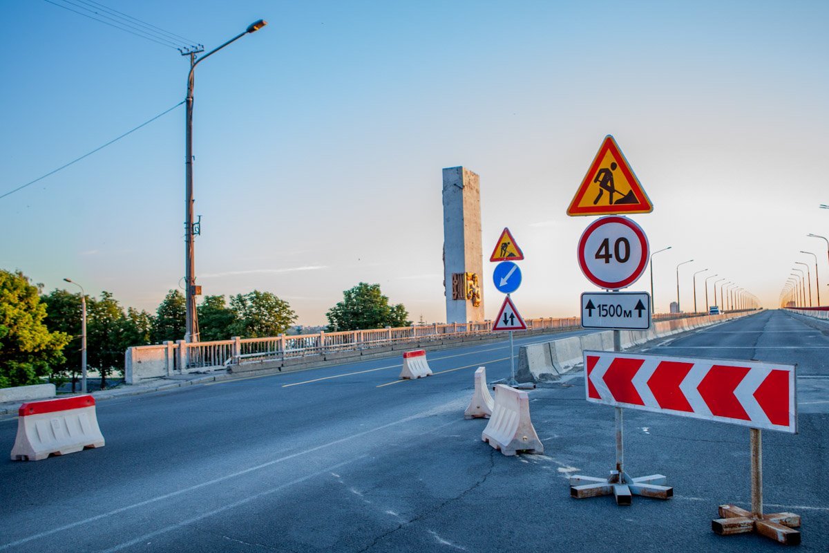 Таким образом сейчас для автомобилистов доступны 3 полосы с другой стороны моста Таким образом сейчас для автомобилистов доступны 3 полосы с другой стороны моста