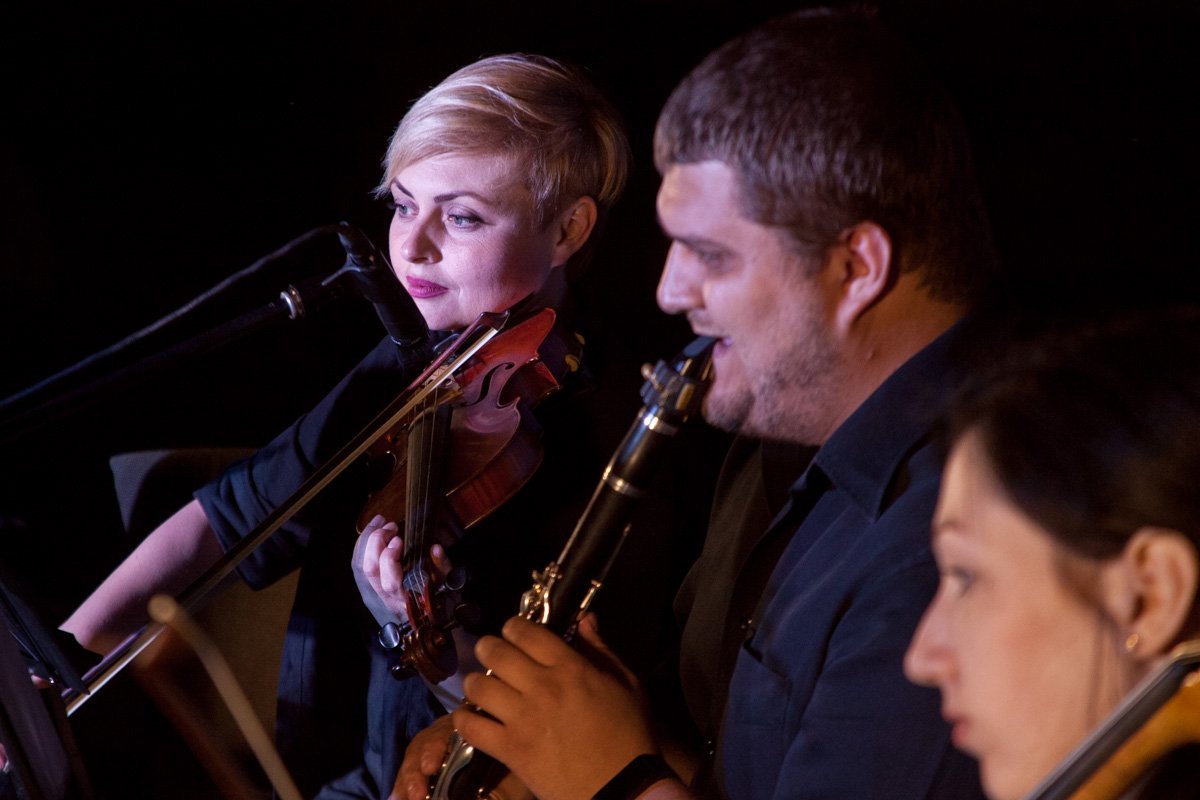 Музыканты внесли современную нотку в вечер