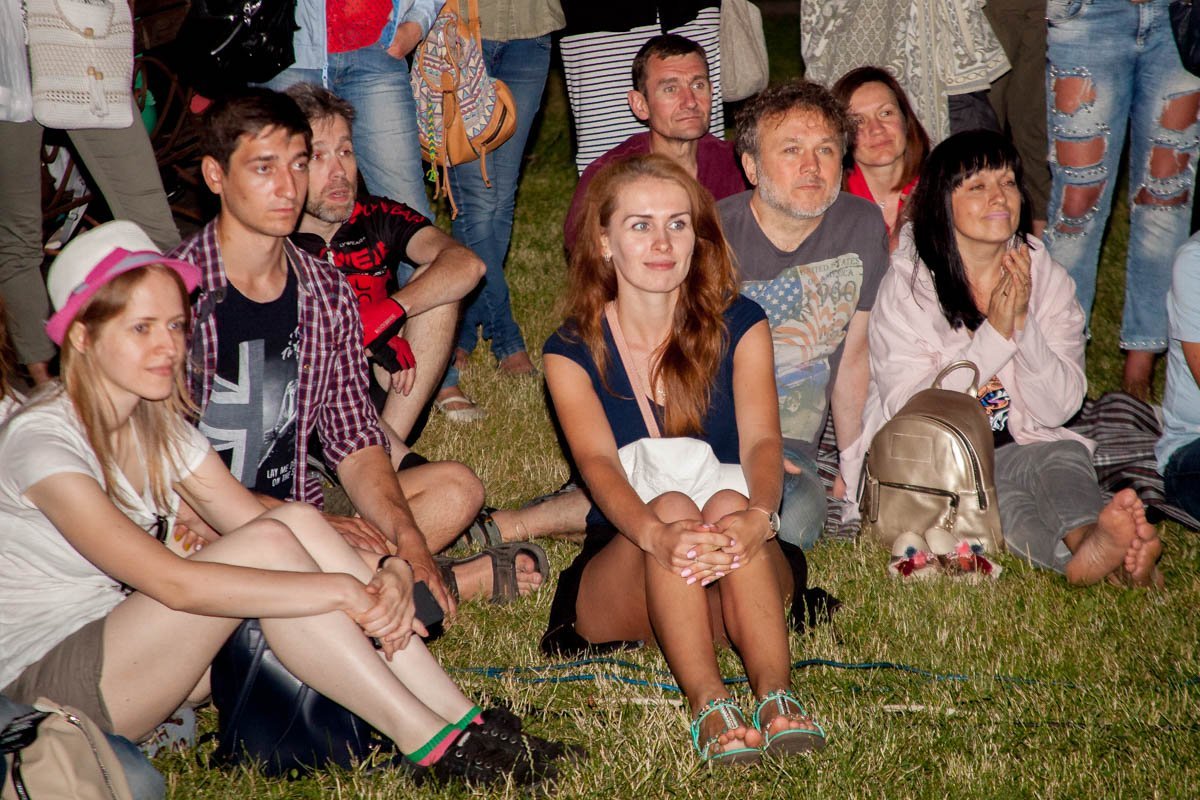 Публика внимательно слушала Моцарта на газоне